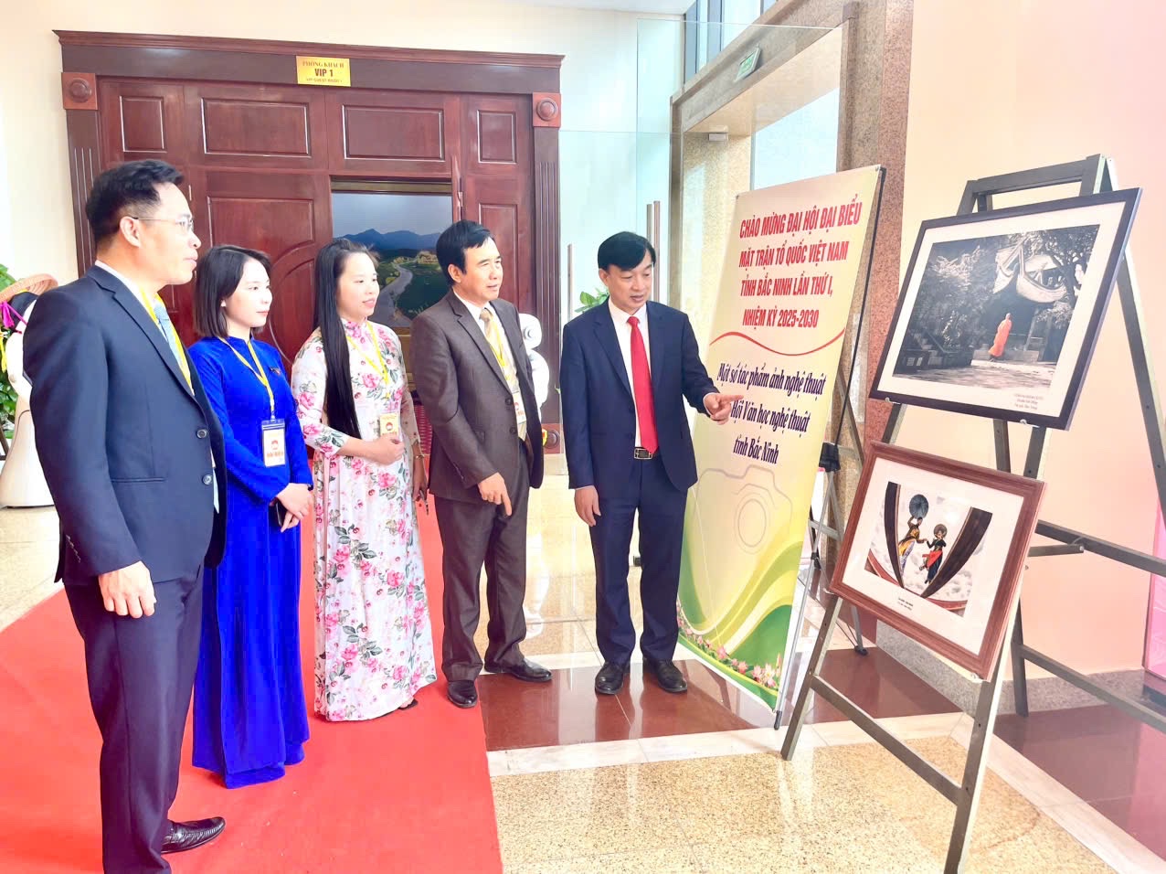 Các đại biểu tham quan khu trưng bày của Hội VHNT tỉnh Bắc Ninh