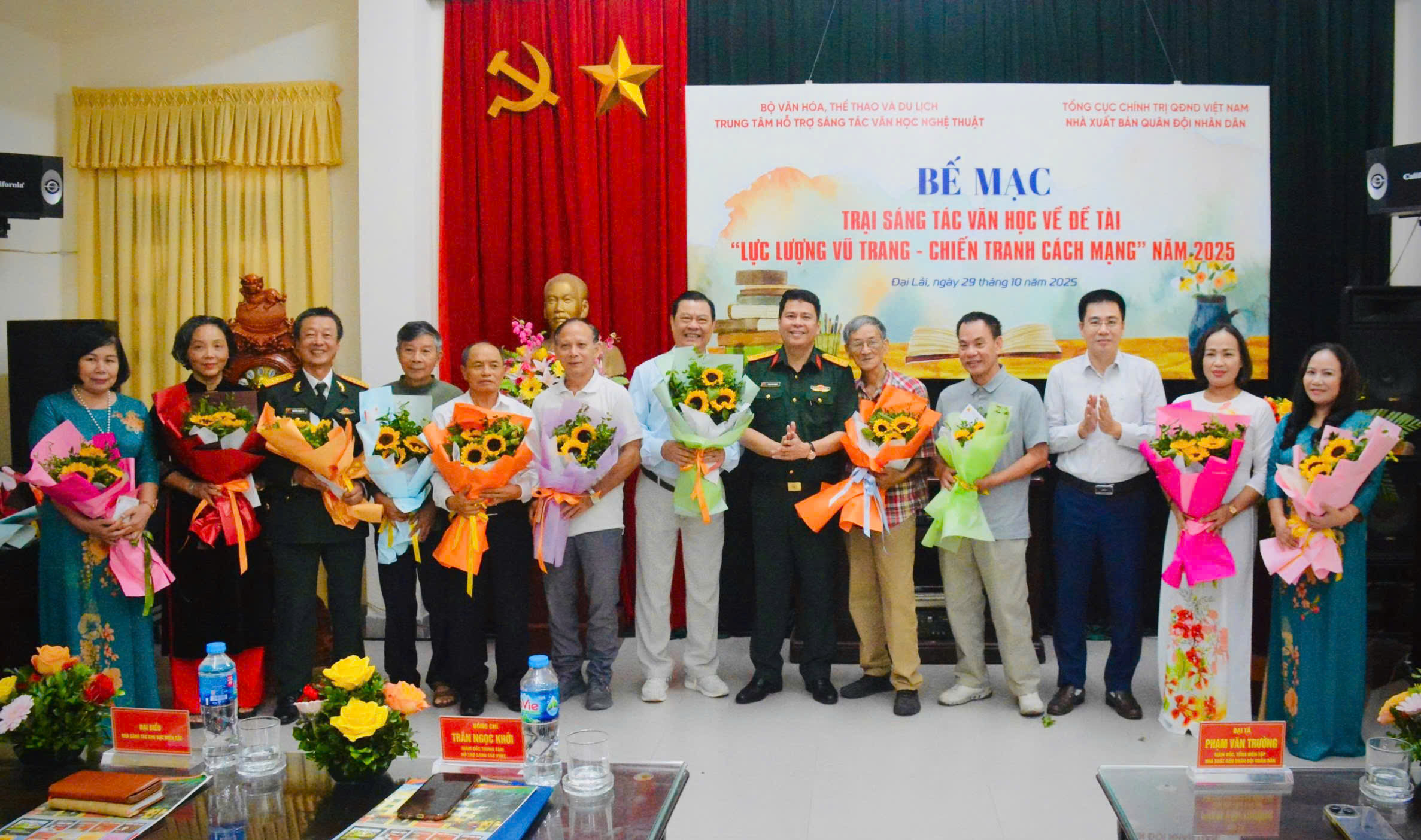 Các nhà văn tham gia trại sáng tác của Nhà xuất bản Quân đội Nhân dân tại Nhà sáng tác Đại Lải vào tháng 10/2025