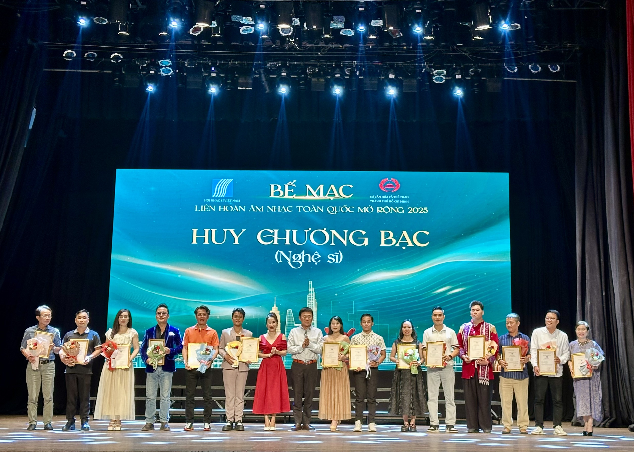 Các nghệ sĩ đạt giải B trong Liên hoan Âm nhạc toàn quốc mở rộng năm 2025 tại Thành phố Hồ Chí Minh.