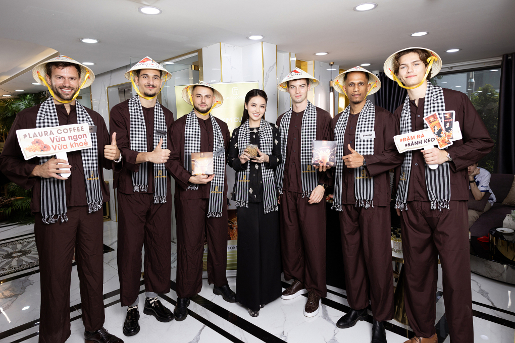 Các nam vương trong trang phục bà ba, nón lá trải nghiệm ẩm thực và cà phê Việt Nam. Ảnh: Laura Coffee