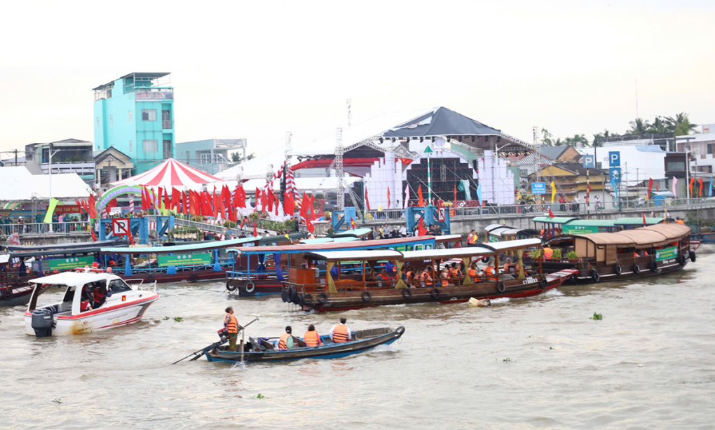 Điểm tổ chức ngày hội tại trạm dừng chân chợ nổi Cái Răng, bờ sông Cần Thơ. Ảnh: Trung Phạm