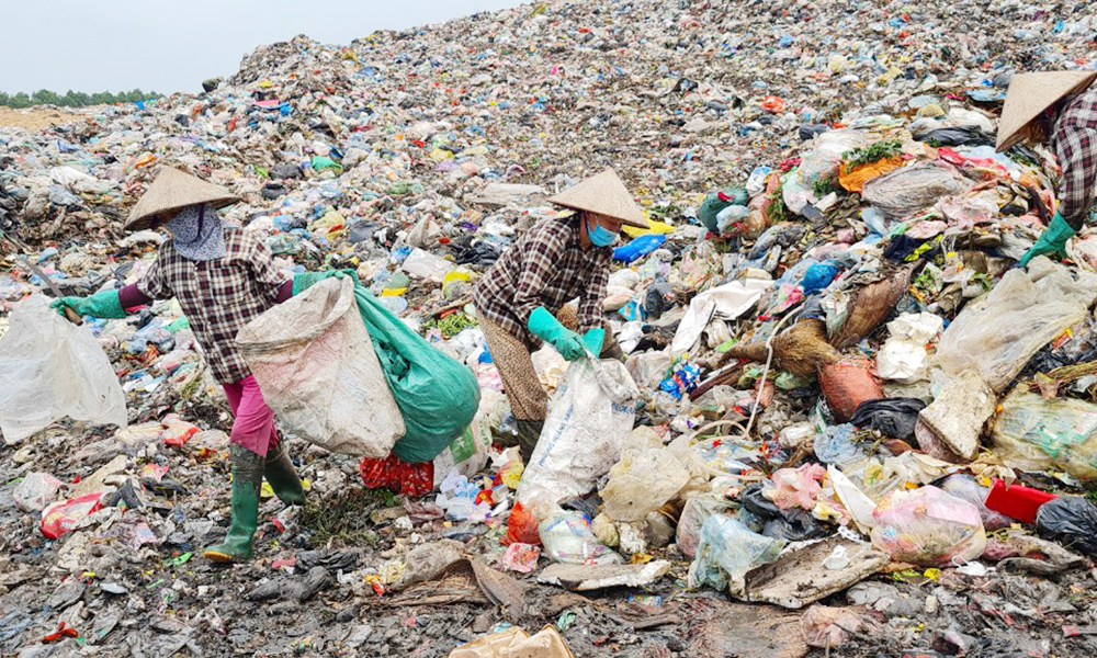 Những phụ nữ bới rác tìm phế liệu tại bãi rác thị xã Việt Yên.