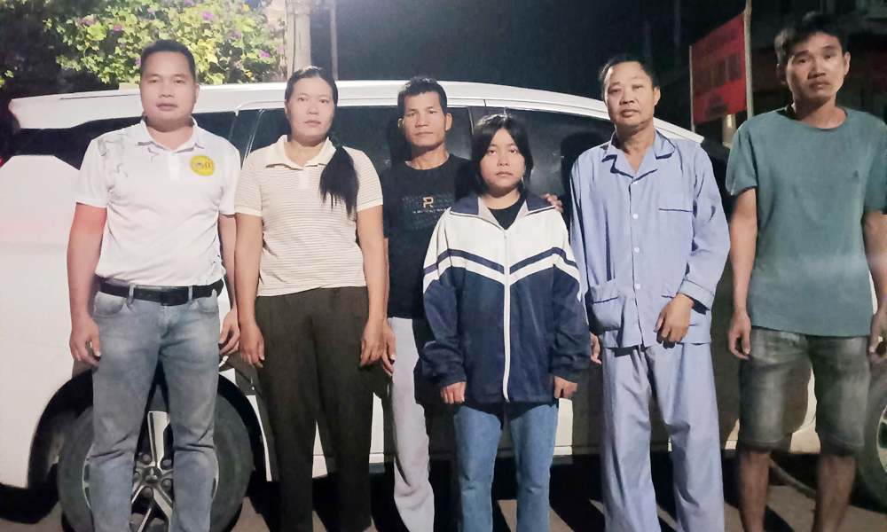 Tài xế Trần Văn Hùng (ngoài cùng bên trái) chở bệnh nhân miễn phí đi điều trị tại một bệnh viện ở Hà Nội.