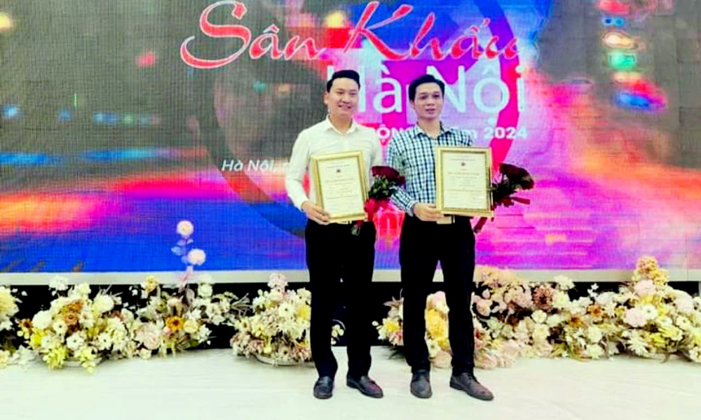 Nghệ sĩ Nguyễn Văn Được (bên phải) và nghệ sĩ Nguyễn Bá Chung được trao HCV.