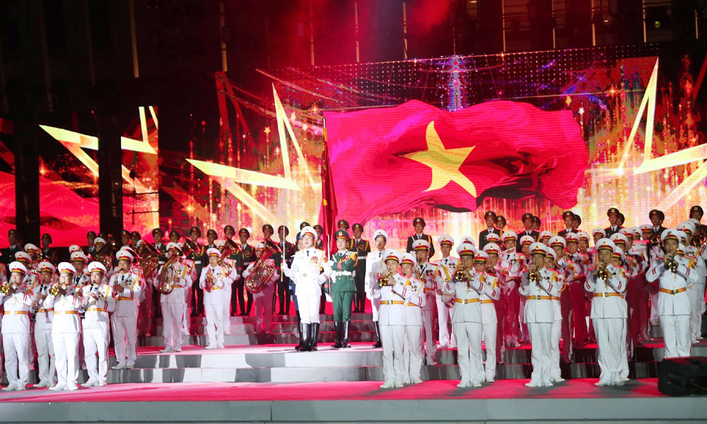 Các nghệ sĩ quân đội tham gia chương trình nghệ thuật chính luận.