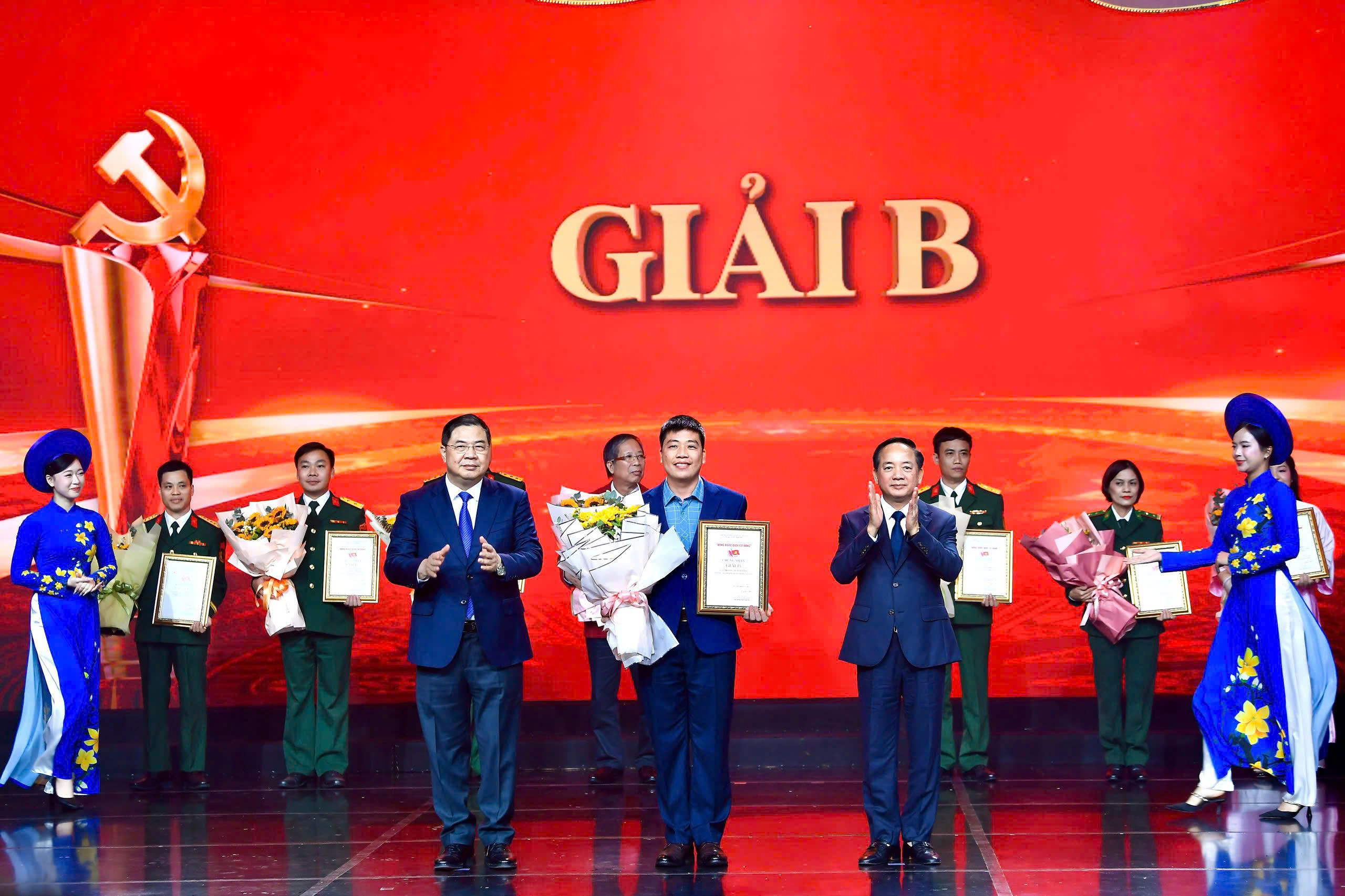 Tác giả Trương Xuân Thắng nhận giải B tại lễ trao giải