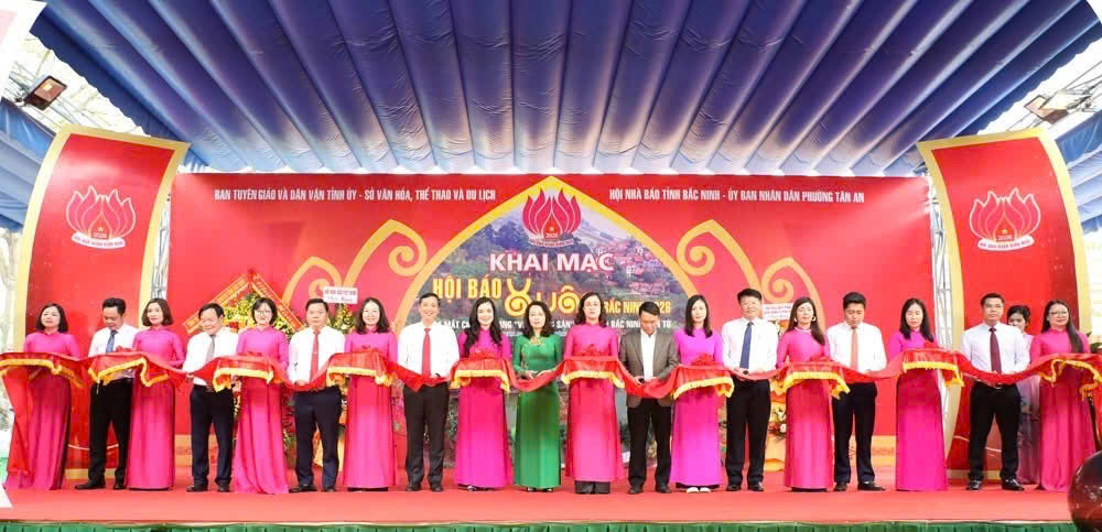 Các đại biểu cắt băng Khai mạc Hội báo Xuân năm 2026