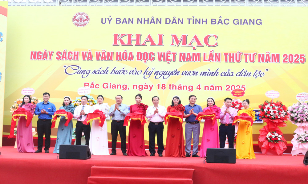 Lễ cắt băng khai mạc Ngày hội.