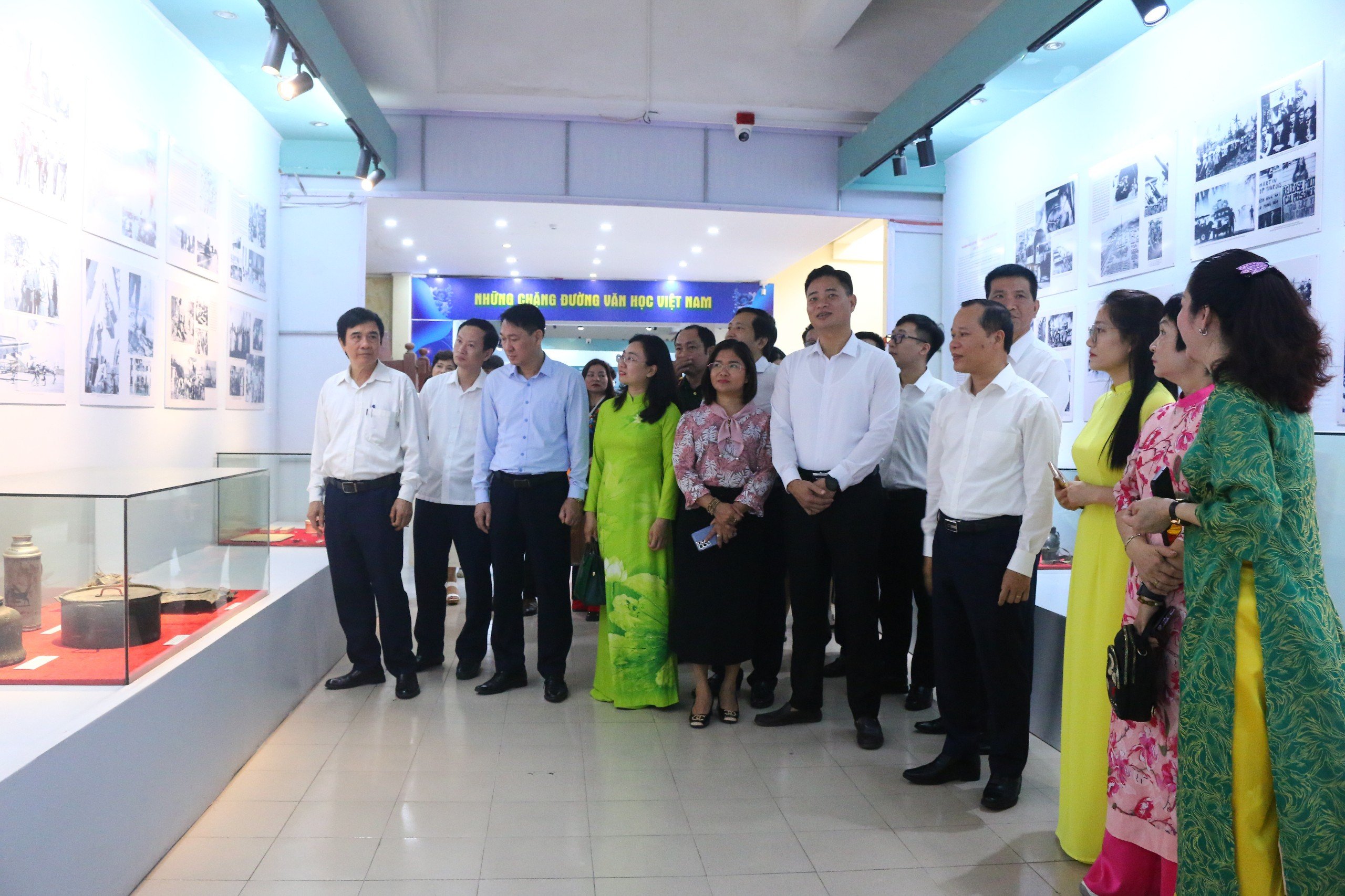 Đồng chí Mai Sơn và các đại biểu tham quan khu vực trưng bày.

