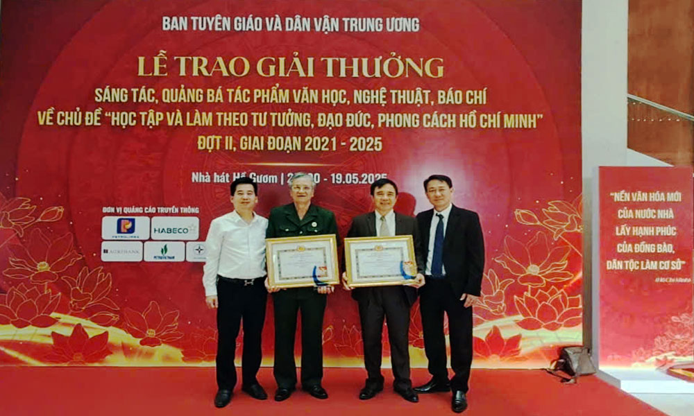 Lãnh đạo Ban Tuyên giáo và Dân vận Bắc Giang chúc mừng các nhạc sĩ đạt giải