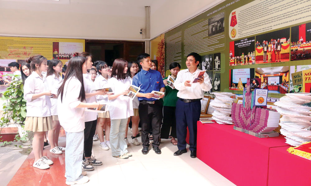 Khu trưng bày hình ảnh, tạp chí văn học nghệ thuật Bắc Giang thu hút nhiều học sinh, sinh viên đến tham quan, tìm hiểu. Ảnh: Ngọc Bích