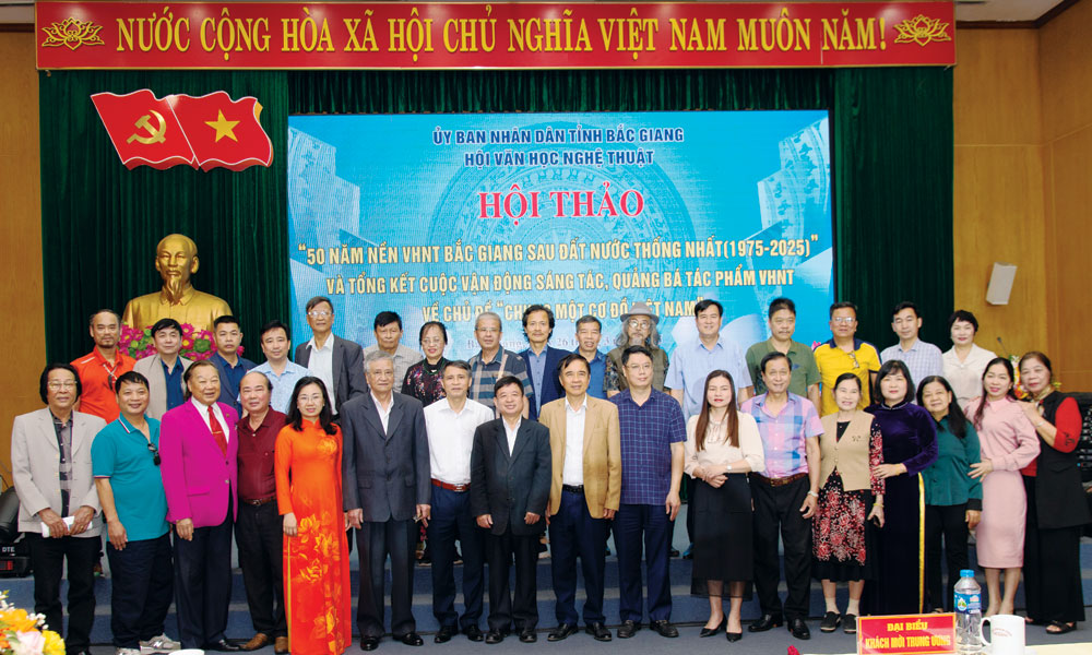 Đại biểu khách mời chụp ảnh lưu niệm tại Hội thảo. Ảnh: Đào Trung