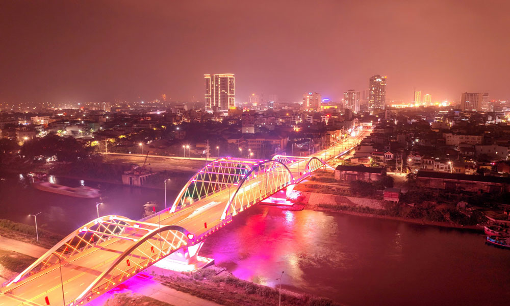 Lung linh cầu Á Lữ. Ảnh: Tiến Dũng