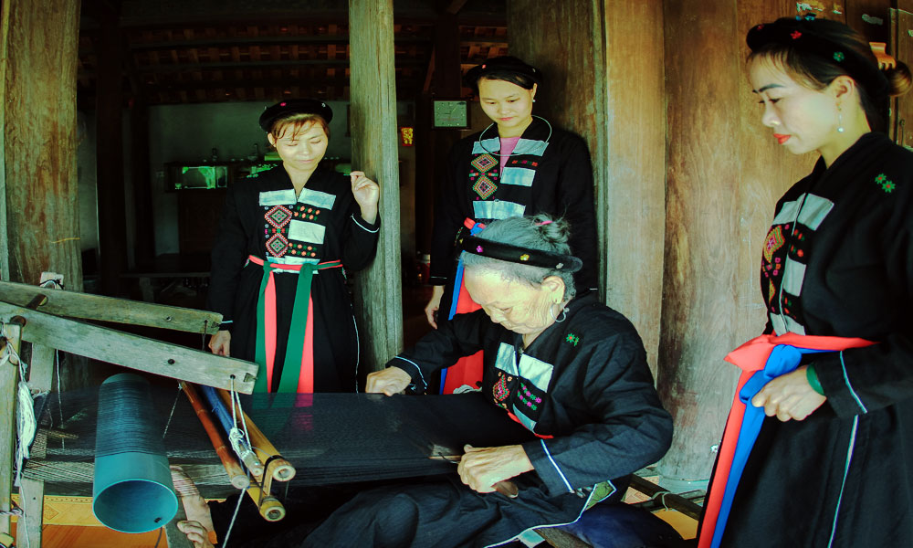 Bảo tồn dệt vải của người Cao Lan ở Khe Nghè. Ảnh NSNS Vương Lâm