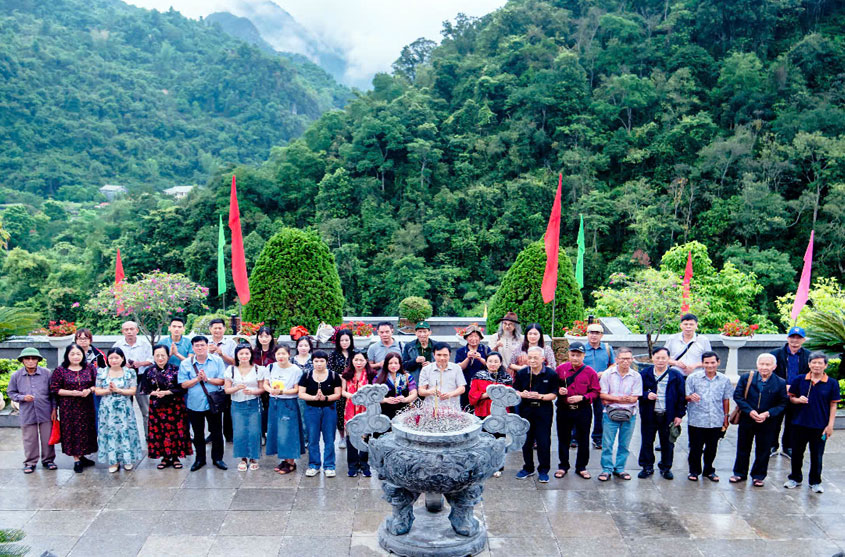 Đoàn văn nghệ sĩ Bắc Giang thắp hương tại Đền thờ Bác Hồ ở Khu di tích Quốc gia đặc biệt Pác Bó