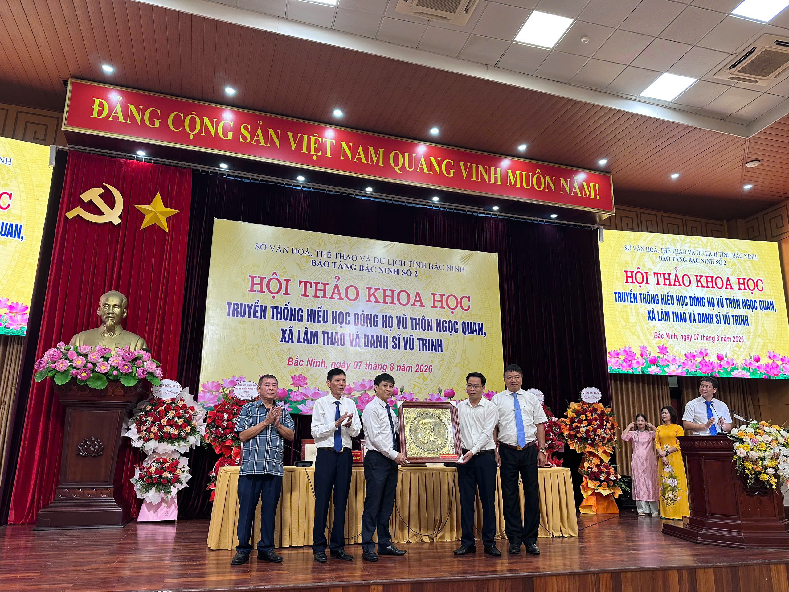 Ông Đỗ Văn Phong, Chủ tịch Hội Văn học nghệ thuật tỉnh Bắc Ninh, trao quà lưu niệm chúc mừng Ban Tổ chức Hội thảo khoa học