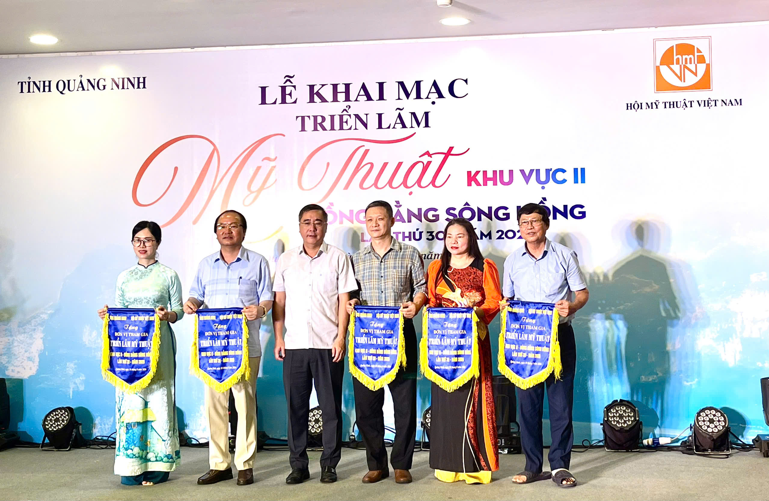 Các tỉnh tham dự triển lãm nhận cờ lưu niệm