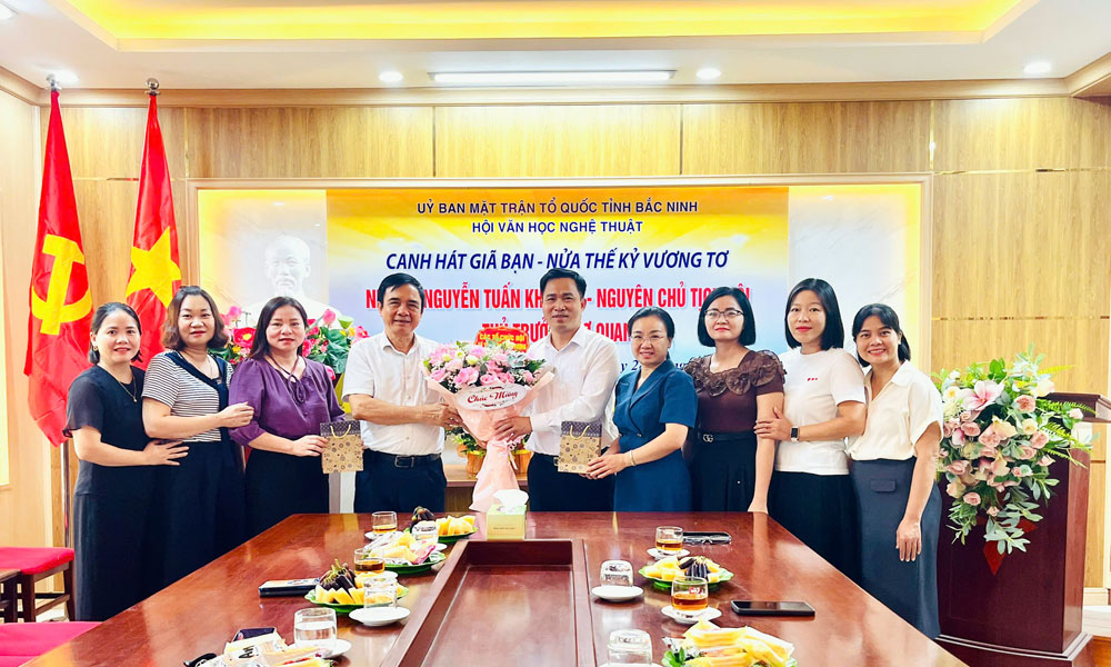Cơ quan Văn phòng Hội VHNT Bắc Ninh tặng hoa tri ân nhạc sĩ Nguyễn Tuấn Khương, nguyên Bí thư, Chủ tịch Hội.