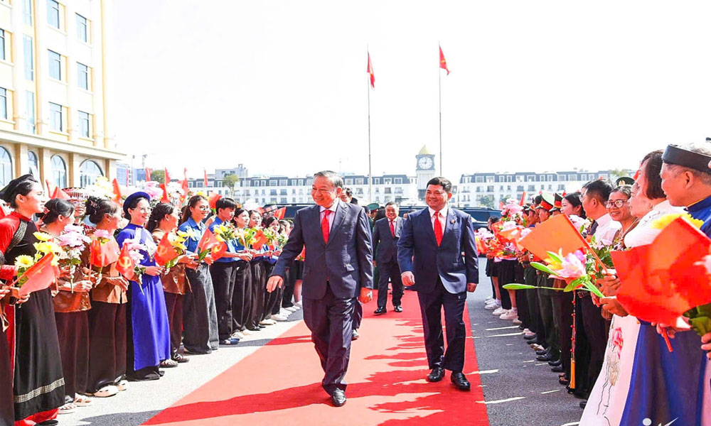 Các đại biểu cùng cán bộ, nhân dân chào đón Tổng Bí thư, Chủ tịch nước Tô Lâm về dự Lễ công bố Nghị quyết của Quốc hội về thành lập thành phố Bắc Ninh. Ảnh: nguồn VietNamnet.